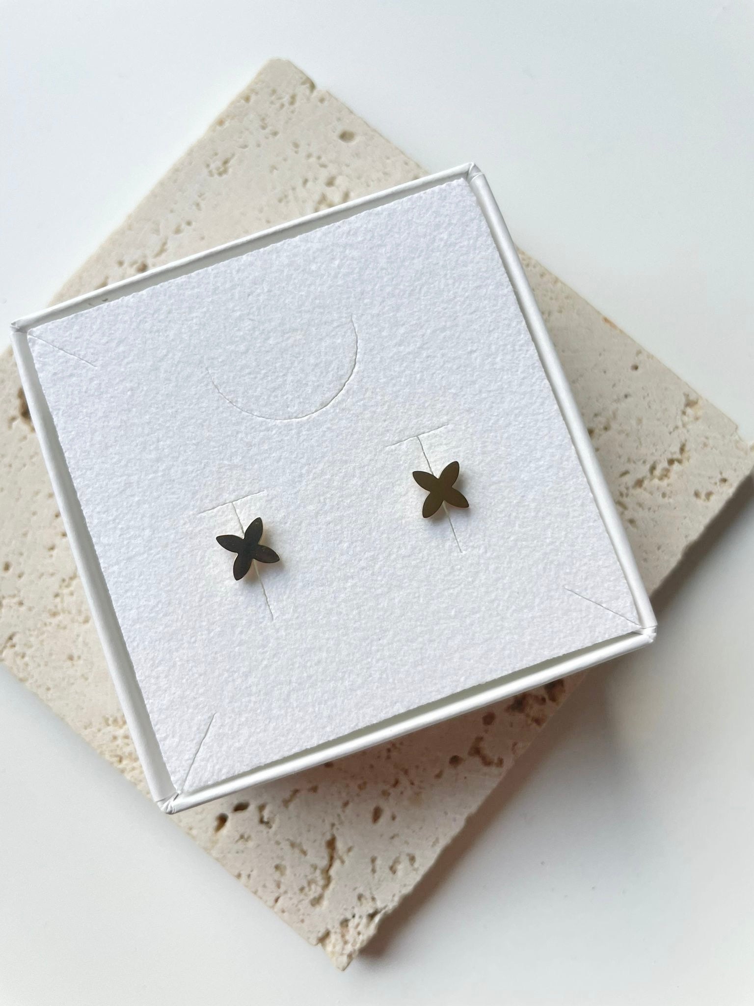 Flower stud earrings