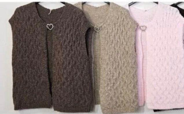 Strickweste mit Herzbrosche