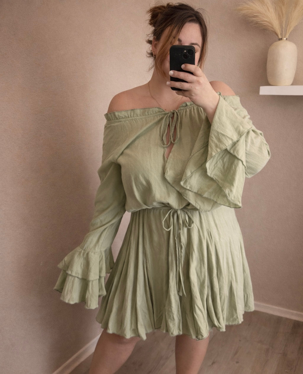 Leinenkleid mit Gürtel und Rüschen