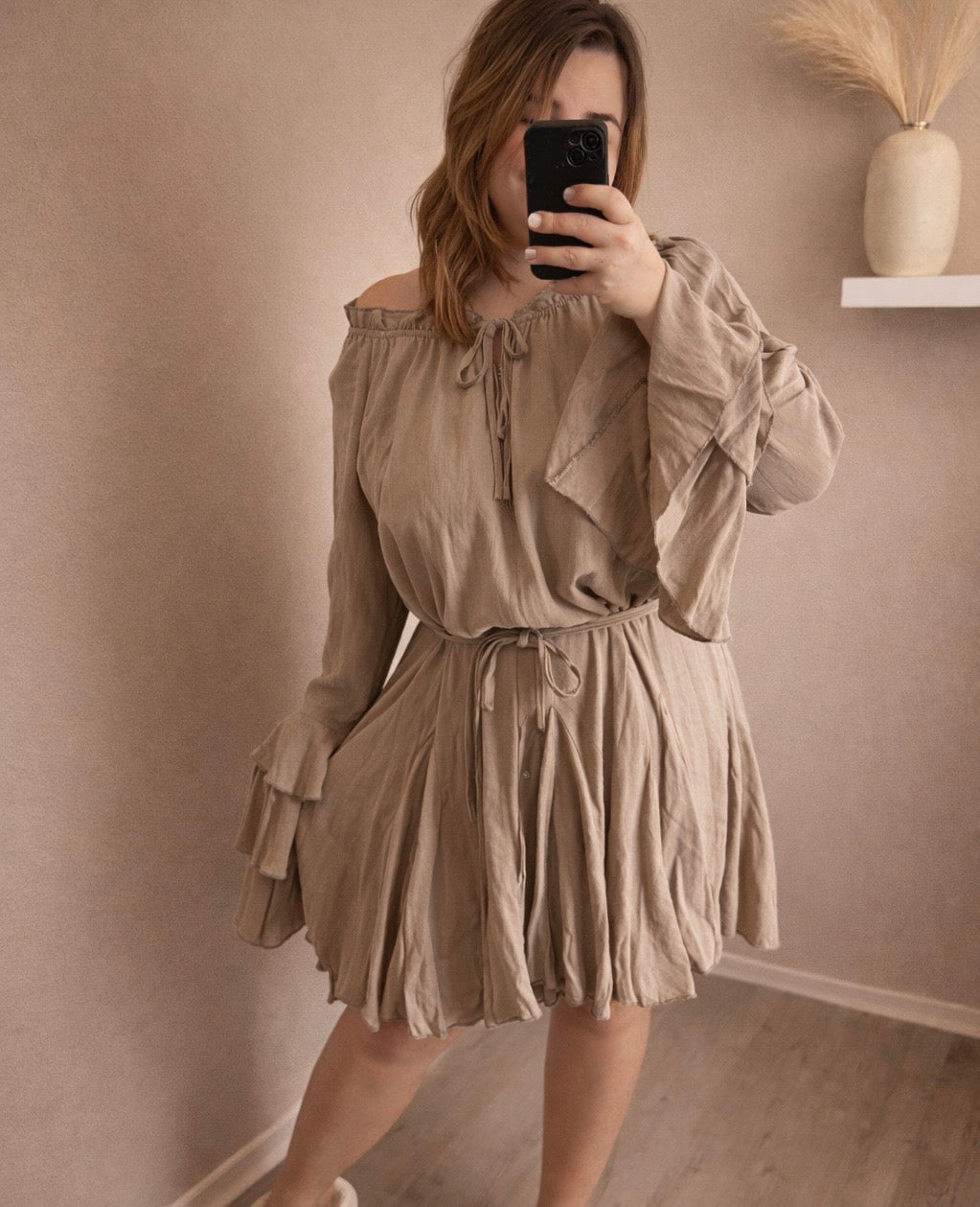 Leinenkleid mit Gürtel und Rüschen