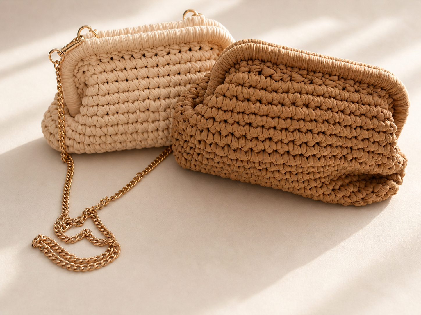 Häkel-Clutch mit Goldkette