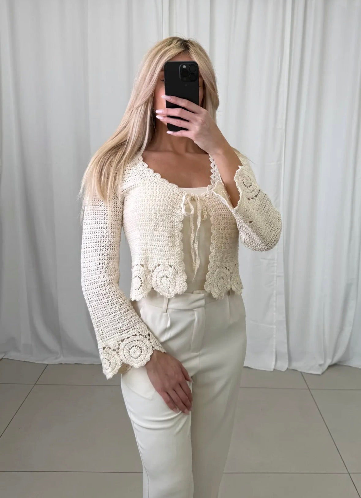 Strickjäckchen zum schnüren
