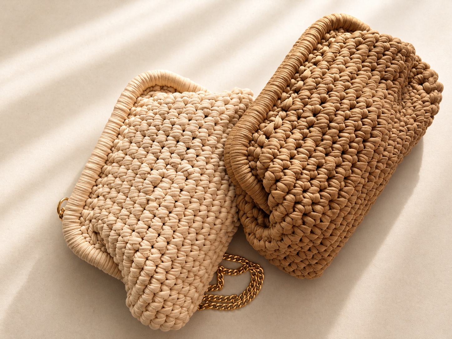 Häkel-Clutch mit Goldkette