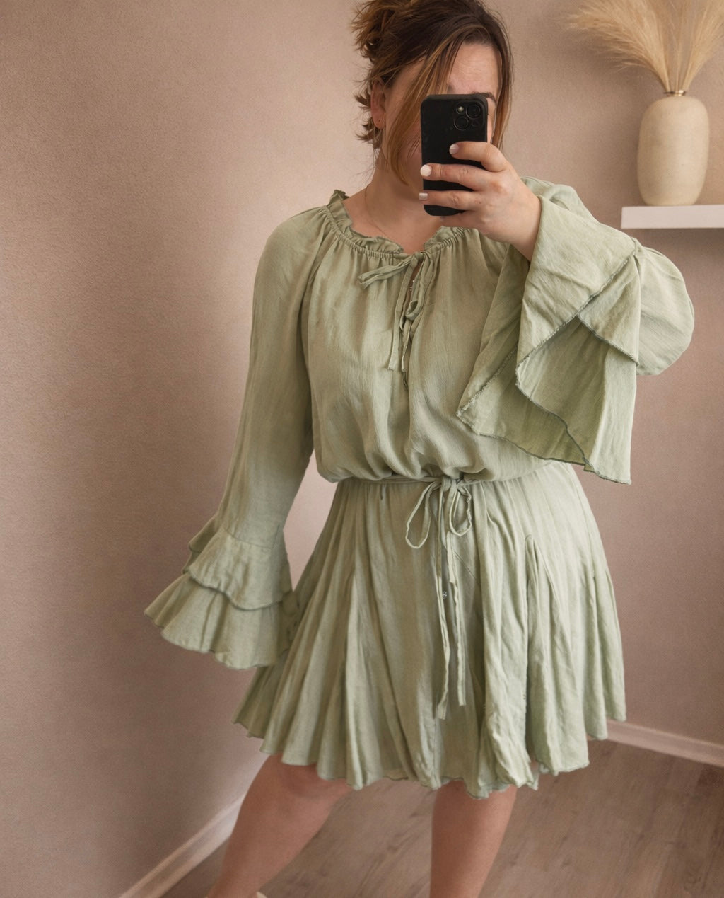 Leinenkleid mit Gürtel und Rüschen