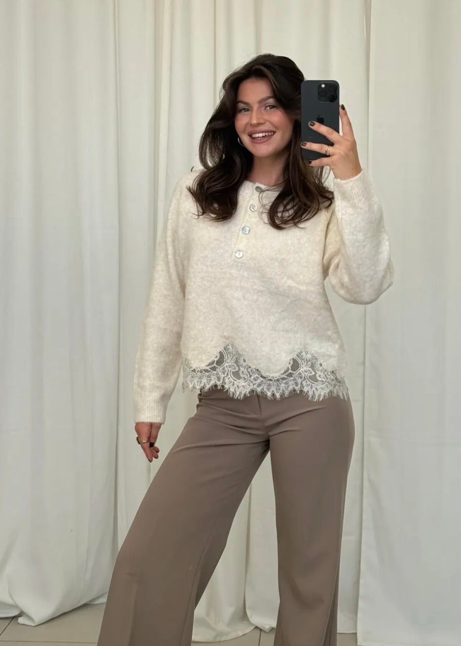 Strickpullover mit Spitze und Knopfleiste