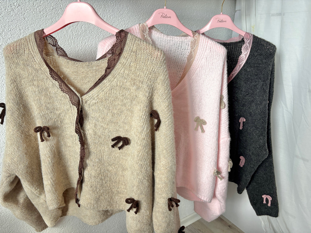 Strickjacke mit Schleifen