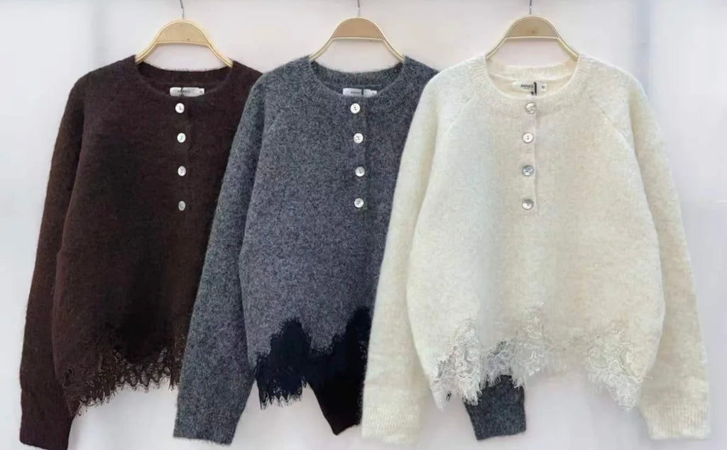 Strickpullover mit Spitze und Knopfleiste
