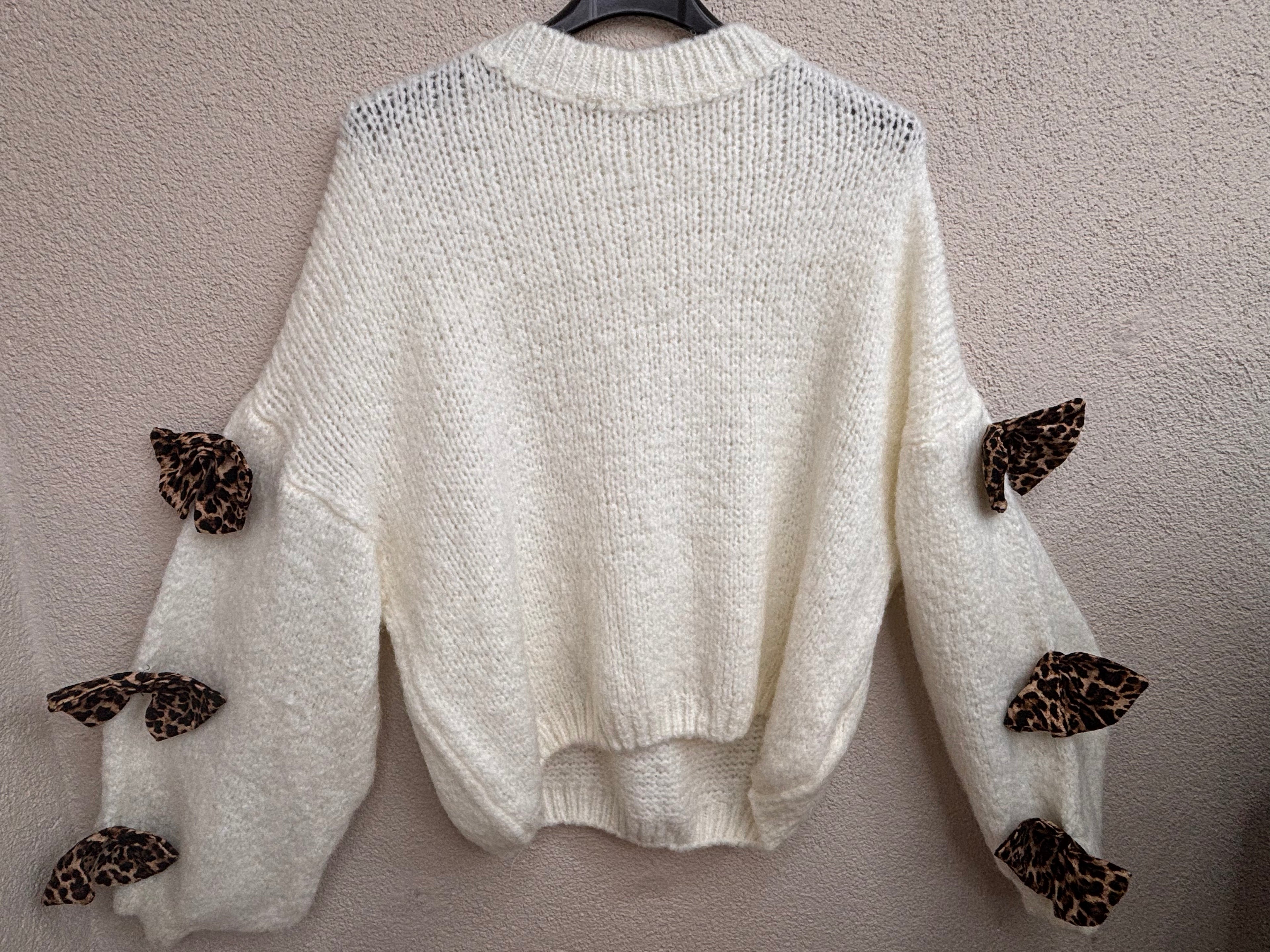 Strickpullover mit Schleifen im Leoprint