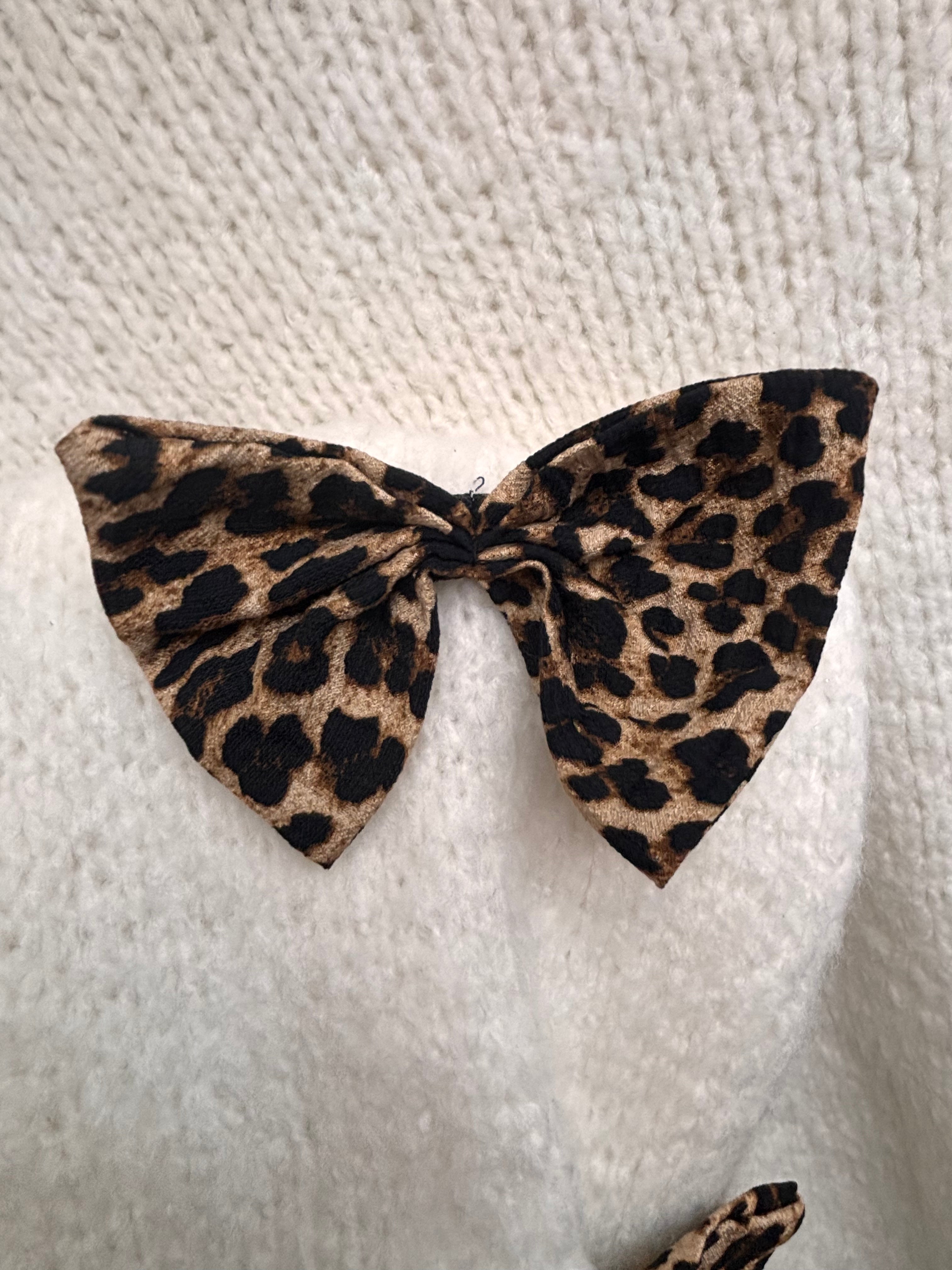 Strickpullover mit Schleifen im Leoprint