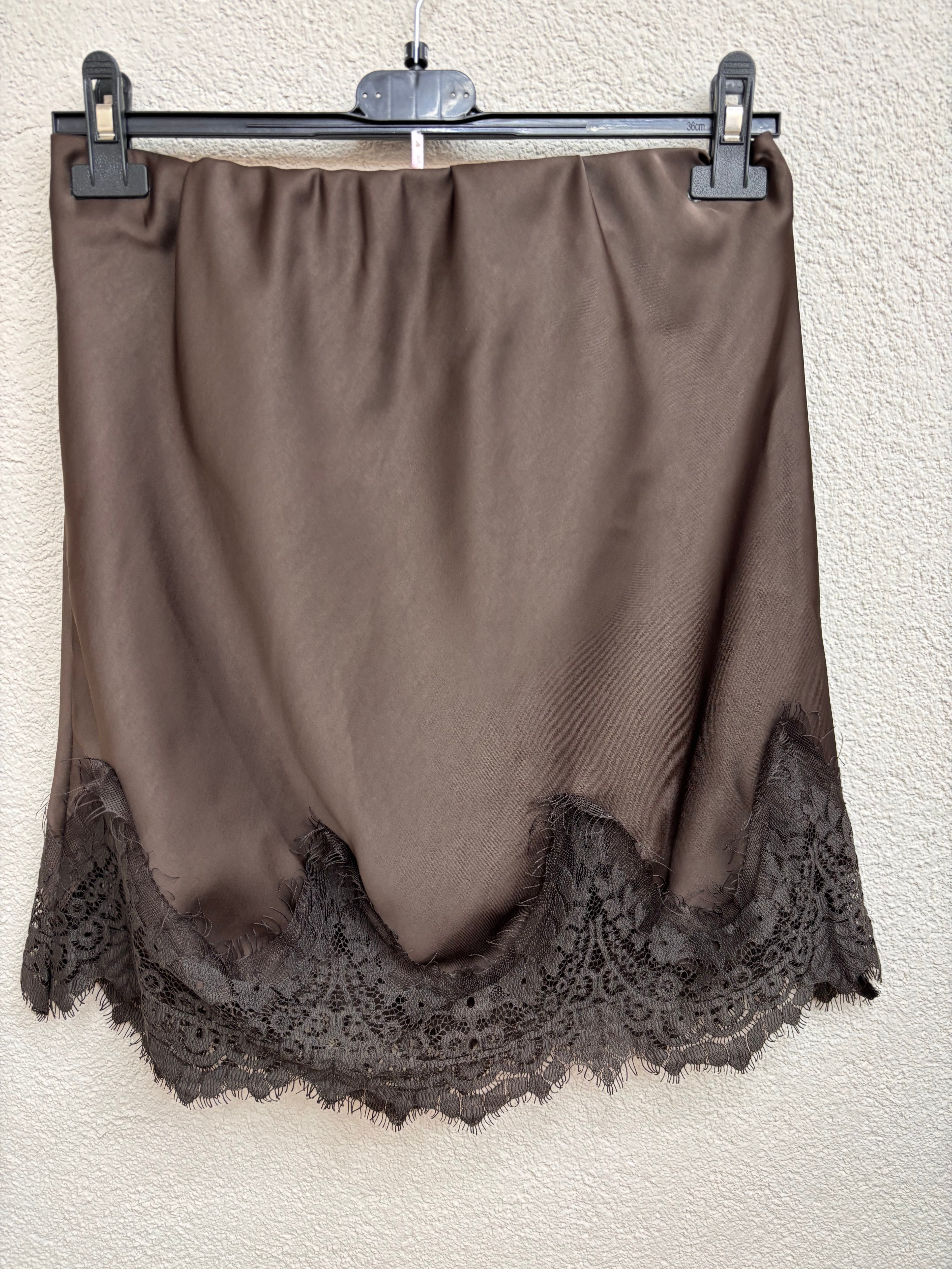 Satinrock mit Spitze