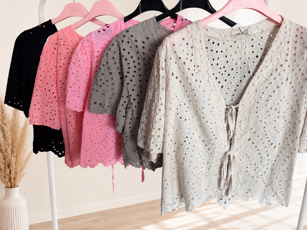 Bluse mit Lochmuster - versch. Farben